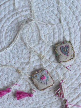 Jedinečné kouzelné amulety, jemné vyšívané detaily a drahé kamínky 🩷 www.theresecarter.cz #theresecarter #amulety...