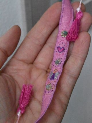 Andílek strážný doplněn smaragdy 🩷 Právě teď na e-shopu ✨ Nití šitý příběh. www.theresecarter.cz #vanoce #darek #darky...